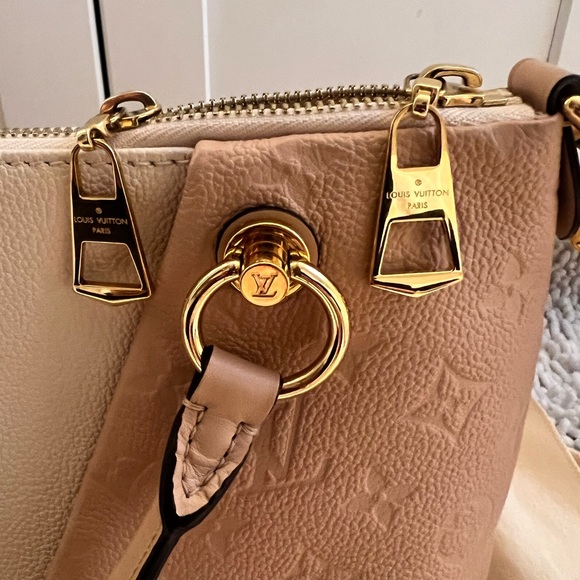 Louis Vuitton V tote MM - Picture 6 of 14